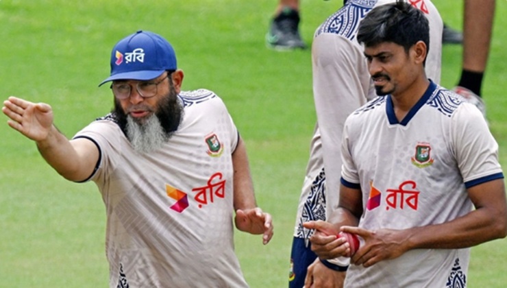 তাইজুলকে বিশ্বের সেরা তিনে রাখলেন পাকিস্তানের মুশতাক