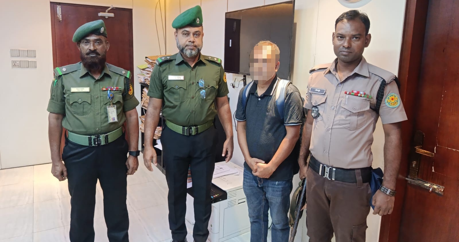 ডিজিএফআইয়ের ‘পিএস’ পরিচয়ে স্বাস্থ্য অধিদপ্তরে প্রতারণার চেষ্টা, আনসারের তৎপরতায় আটক