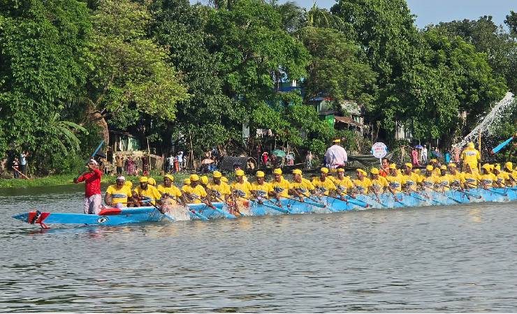 তিতাস নদীতে নৌকা বাইচ অনুষ্ঠিত