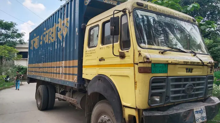 টঙ্গীতে কাভার্ড ভ্যানের ধাক্কায় প্রাণ গেল স্কুলছাত্রের