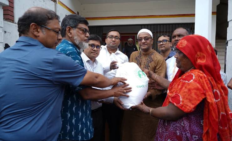 রাজশাহীর শ্রীরামপুরে বন্যাদুর্গতদের মাঝে রাসিকের ত্রাণ বিতরণ