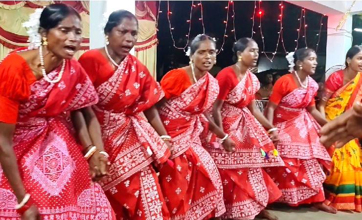 ঠাকুরগাঁওয়ে কারাম উৎসবে ওরাঁওদের মিলনমেলা