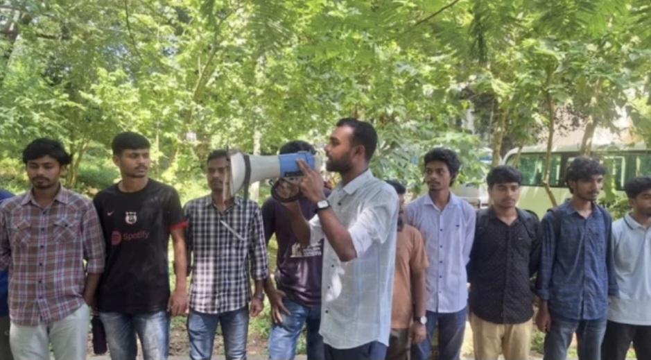 অপ্রতিম হত্যা: পুলিশের ব্রিফিং নিয়ে প্রশ্ন তুলে কুবি শিক্ষার্থীদের মানববন্ধন