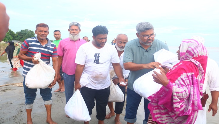 পদ্মাপাড়ের বন্যার্তদের মাঝে আবারও ত্রাণ বিতরণ করলেন আরডিএ চেয়ারম্যান সুইট