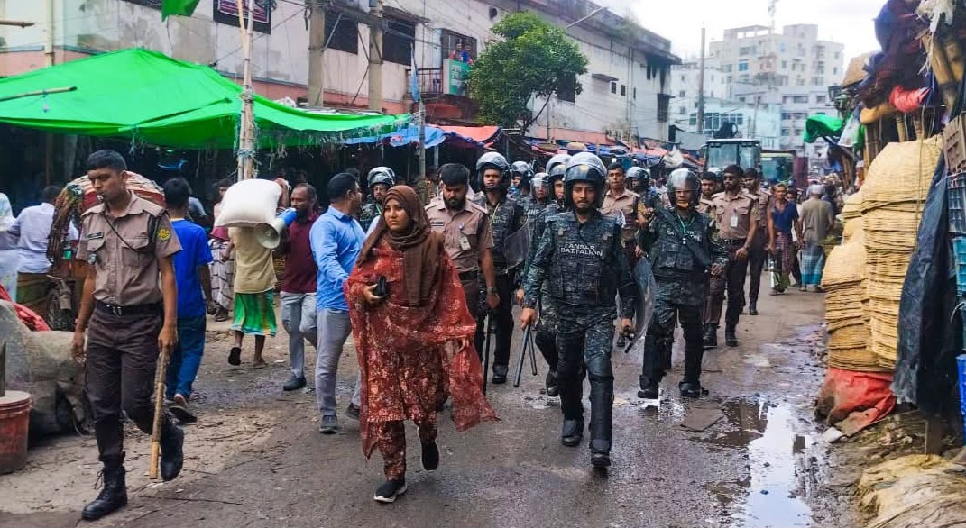 রাজধানীতে সড়ক-ফুটপাত দখলমুক্ত করতে ডিএনসিসির অভিযান; সহায়তায় আনসার, আটক ৩
