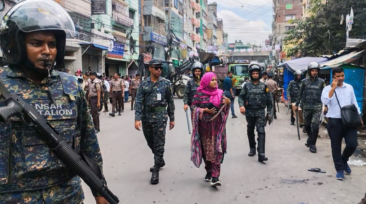 ফুটপাত দখলমুক্ত করতে মাঠে ডিএনসিসি, সঙ্গে আনসার-পুলিশ