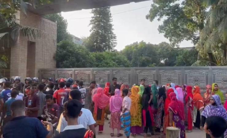 বকেয়া বেতনের দাবিতে শ্রমিকদের ঢাকা-ময়মনসিংহ মহাসড়ক অবরোধ, পুলিশের ধাওয়ায় আহত ৪