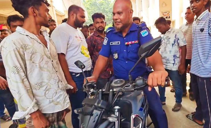 শ্রীপুর হাসপাতালে দেশি অস্ত্রসহ মোটরসাইকেল জব্দ, বিন্দুবাড়ির সংঘর্ষে আহত ২০