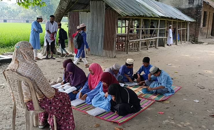 কালীগঞ্জে মাদ্রাসার পাশে মুরগির খামারের দুর্গন্ধে শ্রেণিকক্ষ ছেড়ে বাইরে পাঠদান
