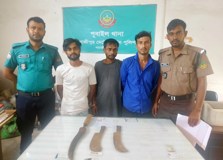পূবাইলে পুলিশের অভিযানে চাপাতি-ছুরিসহ তিনজন গ্রেপ্তার