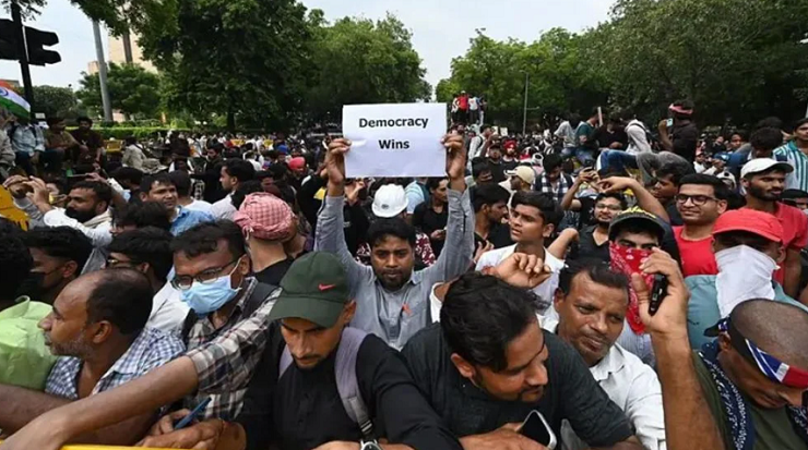 যন্ত্রর মন্তর যেভাবে হয়ে ওঠে গণতন্ত্রের স্পন্দন