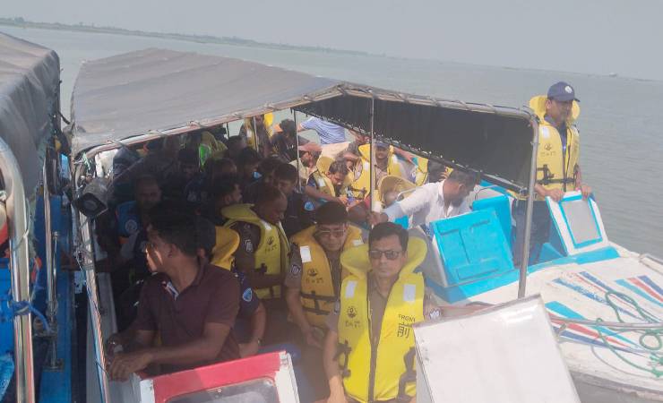 মেঘনায় জেলেদের ধাওয়ায় ডুবল নৌ-পুলিশের স্পিডবোট, নিখোঁজ শটগান 