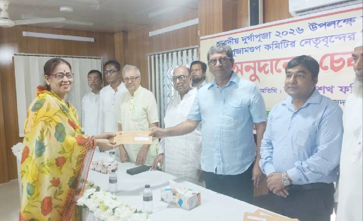 চাঁদপুরে ৩৫ পূজামণ্ডপে পৌরসভার অনুদানের চেক বিতরণ