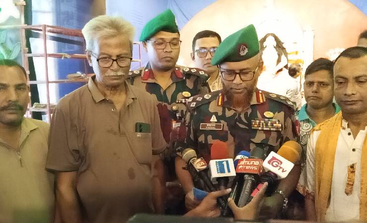 দিনাজপুরে দুর্গা মন্দির পরিদর্শনে সেক্টর কমান্ডার, কঠোর নিরাপত্তায় বিজিবি