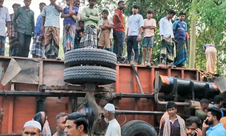 কুড়িগ্রামে অটোরিকশা ও ট্রাকের সংঘর্ষে একই পরিবারের ৫ জন নিহত