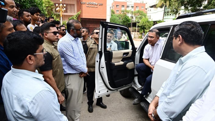 আজিমপুর সরকারি কোয়ার্টারের অপরিচ্ছন্নতায় ক্ষুব্ধ প্রধানমন্ত্রী, বাসযোগ্য করতে দিলেন ২ সপ্তাহ সময়