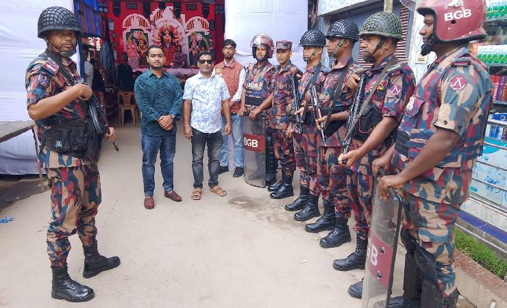 দিনাজপুরে শারদীয় দুর্গাপূজায় বিজিবি’র টহল ও মন্দির পরিদর্শন