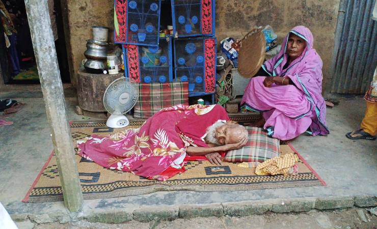 জমি না লিখে দেওয়ায় বাবার চিকিৎসায় বাধা, ‘জেল-ফাঁসি হলেও সমস্যা নেই’