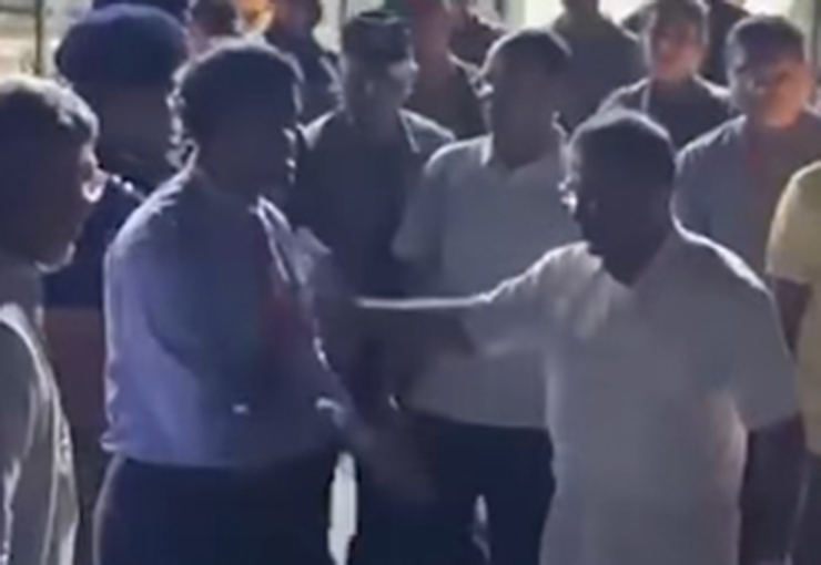 প্রধানমন্ত্রীকে জড়িয়ে ধরার চেষ্টা, ওএসডি রাজশাহীর বিভাগীয় কমিশনার