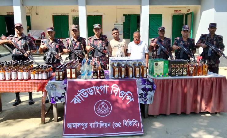 জামালপুরে বিপুল পরিমাণ ভারতীয় মদসহ আটক ২