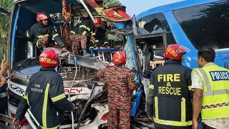 ঢাকা-মাওয়া এক্সপ্রেসওয়েতে বাস খাদে পড়ে নিহত ৩, আহত ১৬