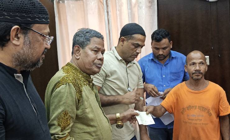 দিনাজপুরে ৩৭ অসচ্ছল পরিবার পেলেন প্রধানমন্ত্রীর অনুদানের চেক