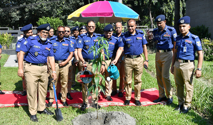 পুলিশের বৃক্ষরোপণ কর্মসূচির উদ্বোধন করলেন আইজিপি