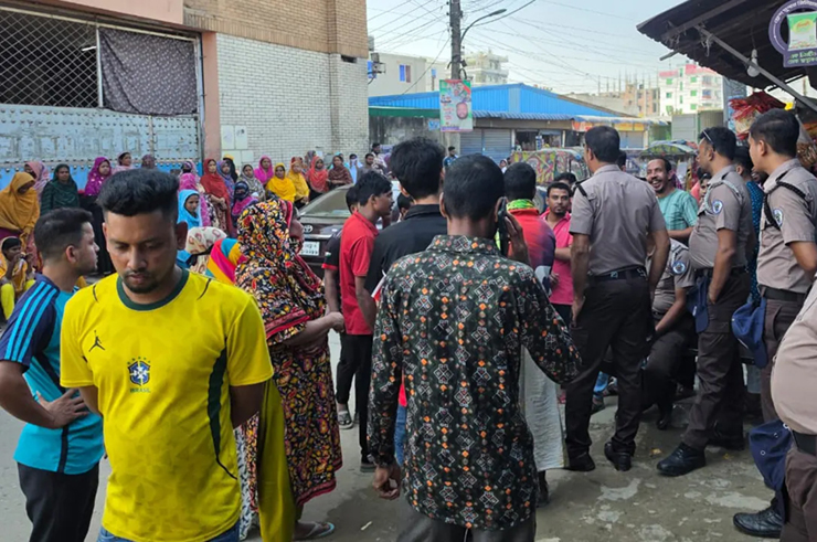 বকেয়া বেতন না দিয়ে কারখানা বন্ধ, টঙ্গীতে শ্রমিকদের সড়ক অবরোধ
